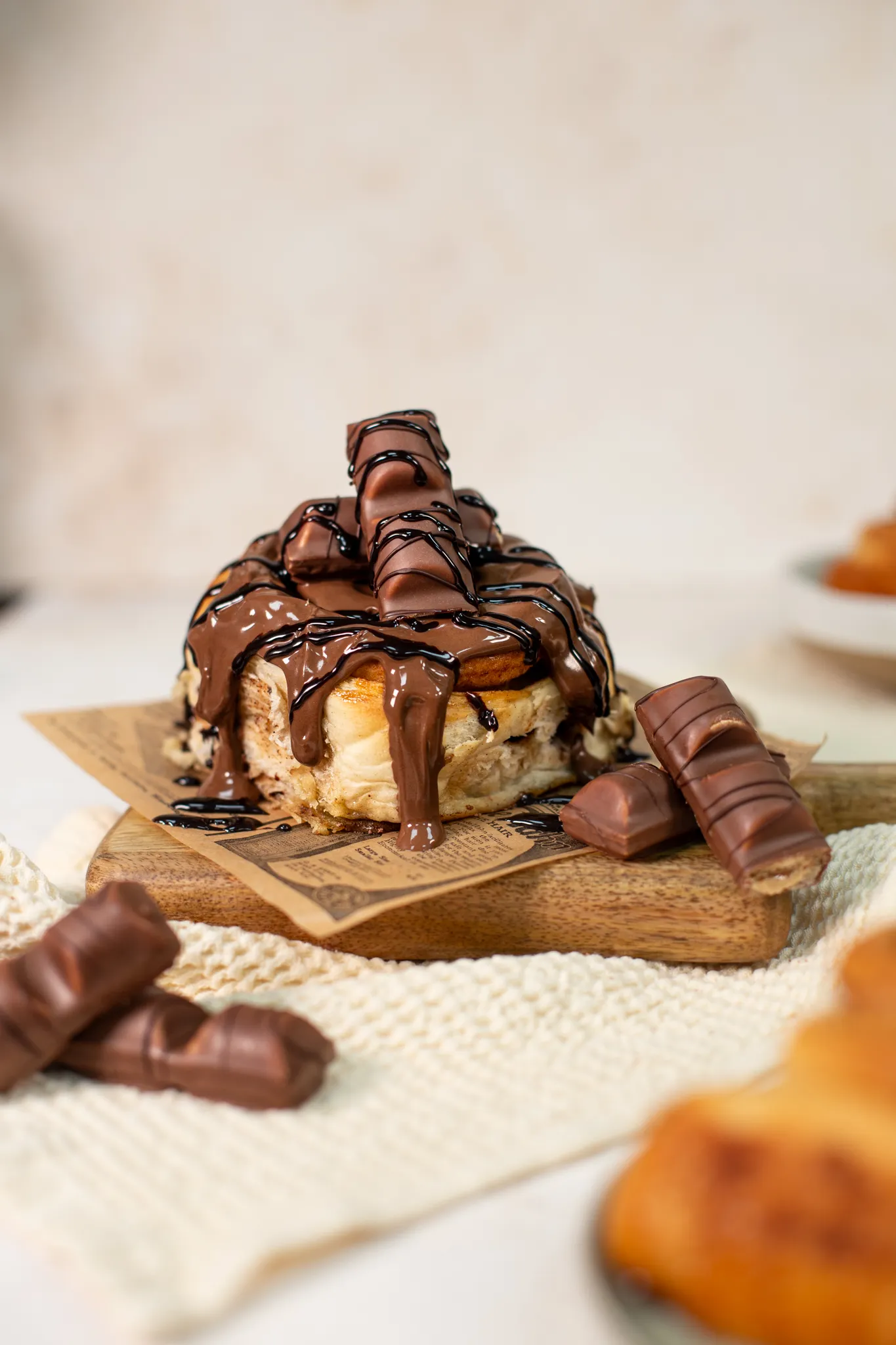 Rollo de canela cubierto de Kinder Bueno y sirope de chocolate