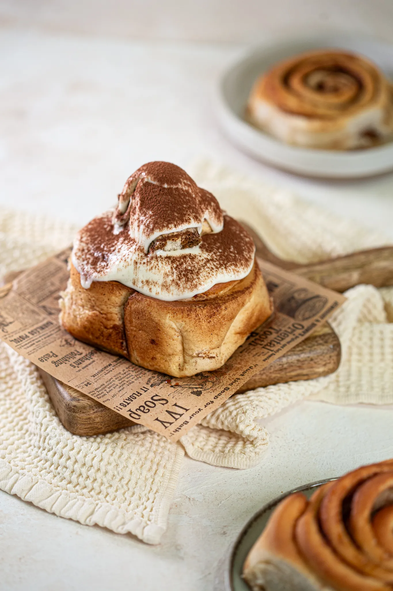 Rollo de canela con crema de mascarpone y cacao en polvo